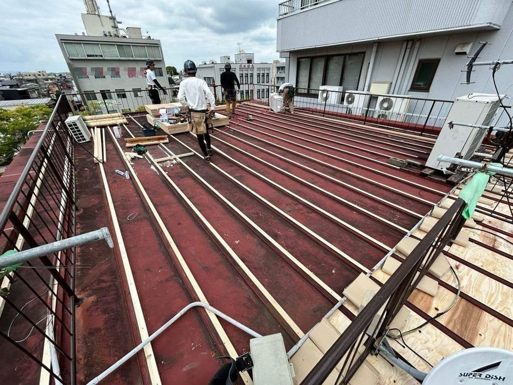 T様(伊勢市)屋根_コンパネ貼り 伊勢市の屋根カバー工事をリペイント匠が施工した写真