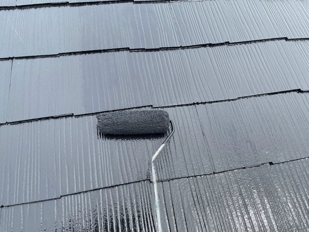 H様(鈴鹿)屋根(上塗り1) 鈴鹿市の外壁塗装、屋根塗装、防水工事をリペイント匠が施工した写真