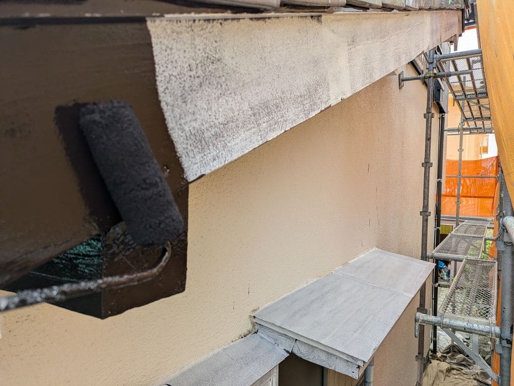 Y様(津)破風(中塗り) (2) 津市の外壁塗装をリペイント匠が施工した写真
