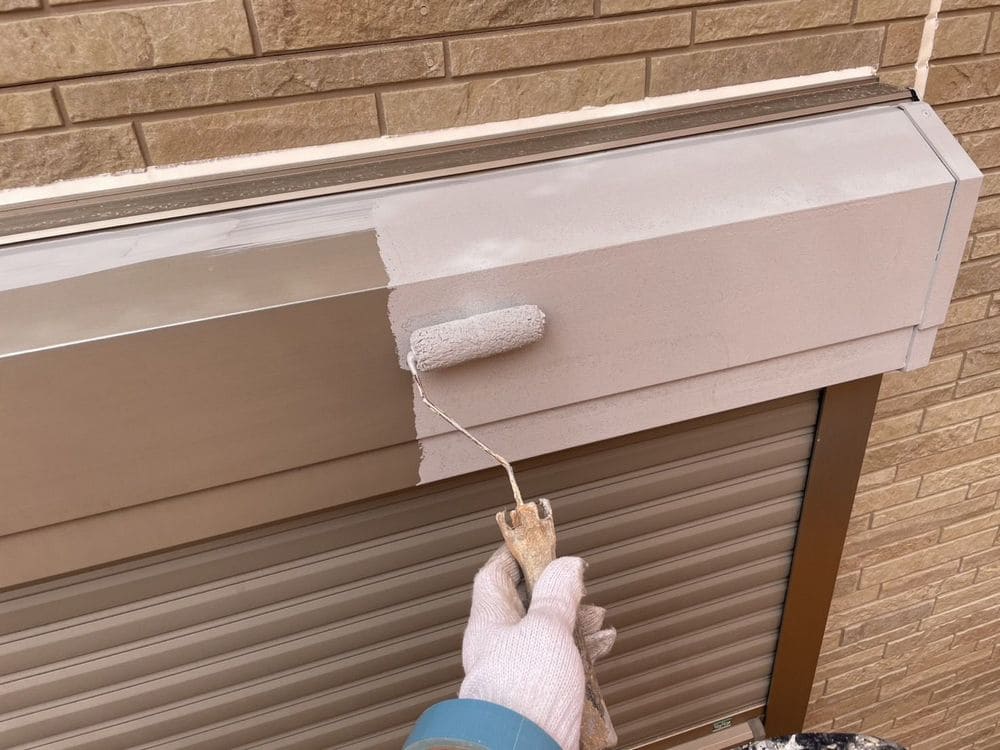 I様(四日市市尾平町)シャッターボックス(下塗り) 四日市市の外壁塗装をリペイント匠が施工した写真