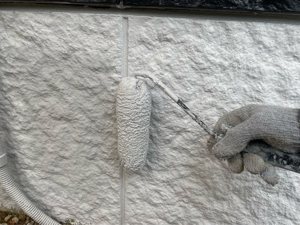 H様(津)基礎(上塗り) 津市の外壁塗装、防水工事をリペイント匠が施工した写真