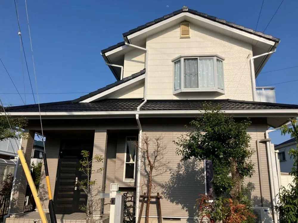 2トーンベージュとブラック屋根で落ち着きと華やかさを両立