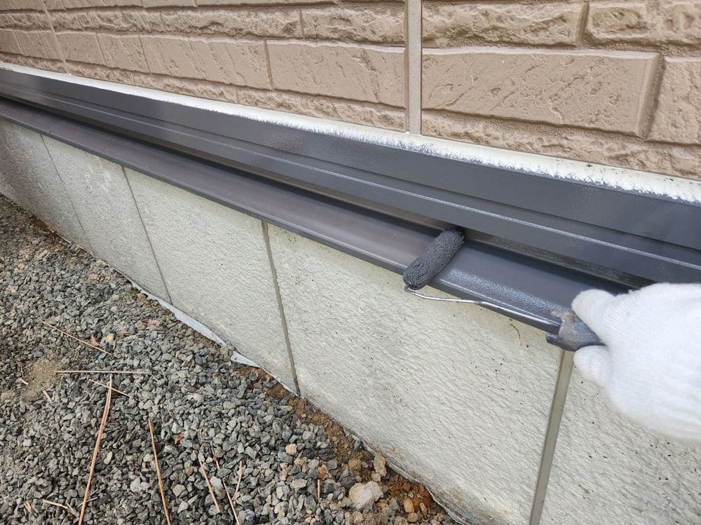 A様(津)水切り(中塗り) 津市の外壁塗装、屋根塗装をリペイント匠が施工した写真