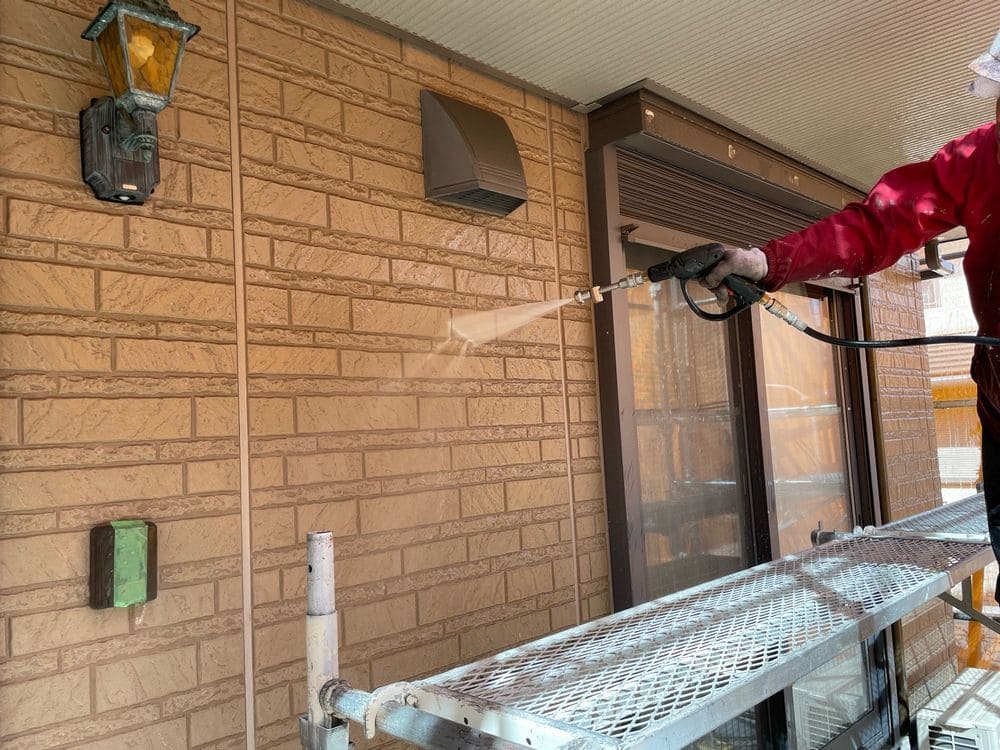 A様(津)高圧洗浄(外壁) 津市の外壁塗装、屋根塗装をリペイント匠が施工した写真