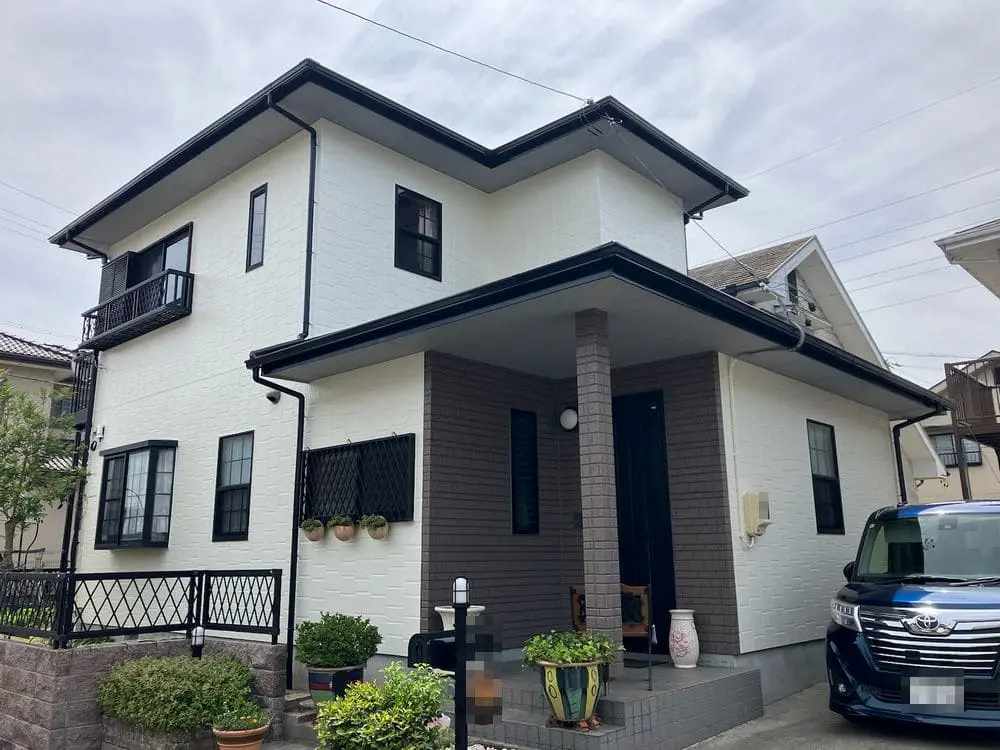 三交ホームの住宅をクリヤー×ホワイトで外壁・チャコールで屋根塗装
