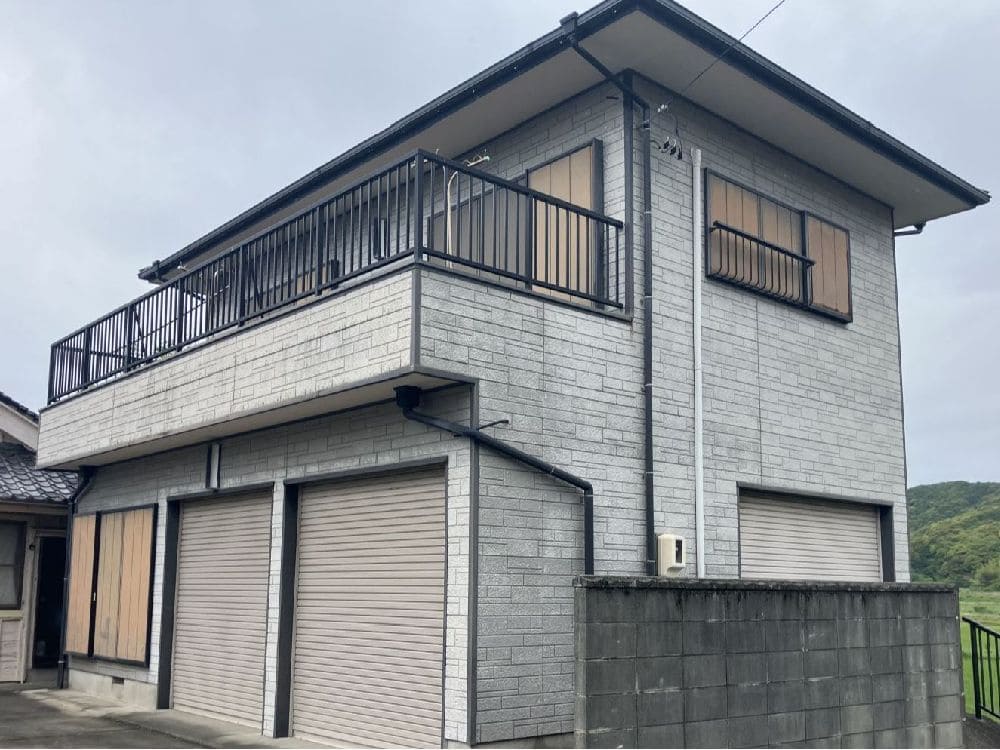 H様(志摩)施工前_外壁全体 (2) 志摩市の外壁塗装、屋根塗装、防水工事をリペイント匠が施工した写真
