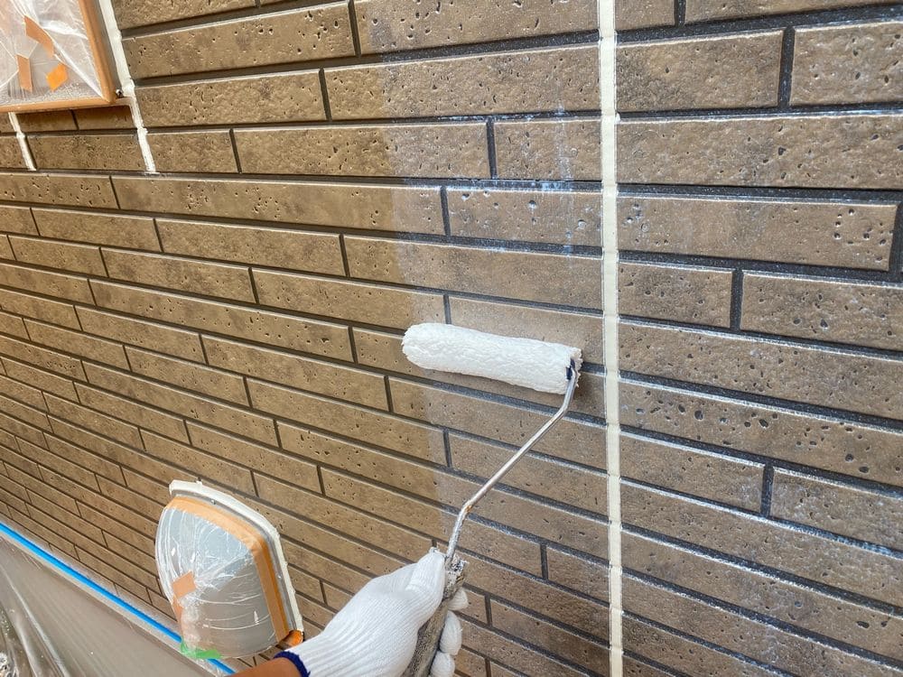S様(鈴鹿市)外壁_下塗り2 鈴鹿市の外壁・屋根塗装をリペイント匠が施工した写真
