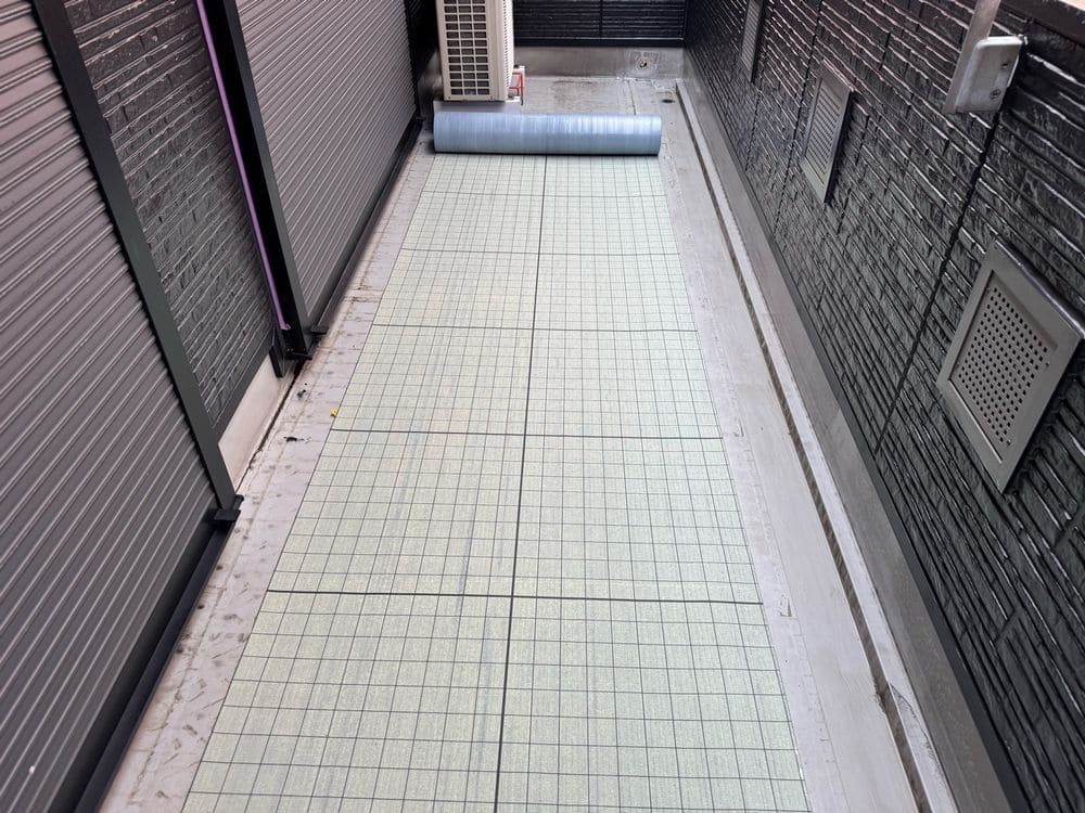 H様(津)防水 メッシュシート敷き 津市の外壁塗装、防水工事をリペイント匠が施工した写真