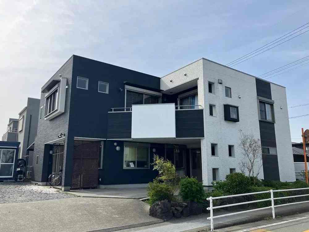 築20年の住宅をホワイト×グレーで外壁・グレー系で屋根塗装