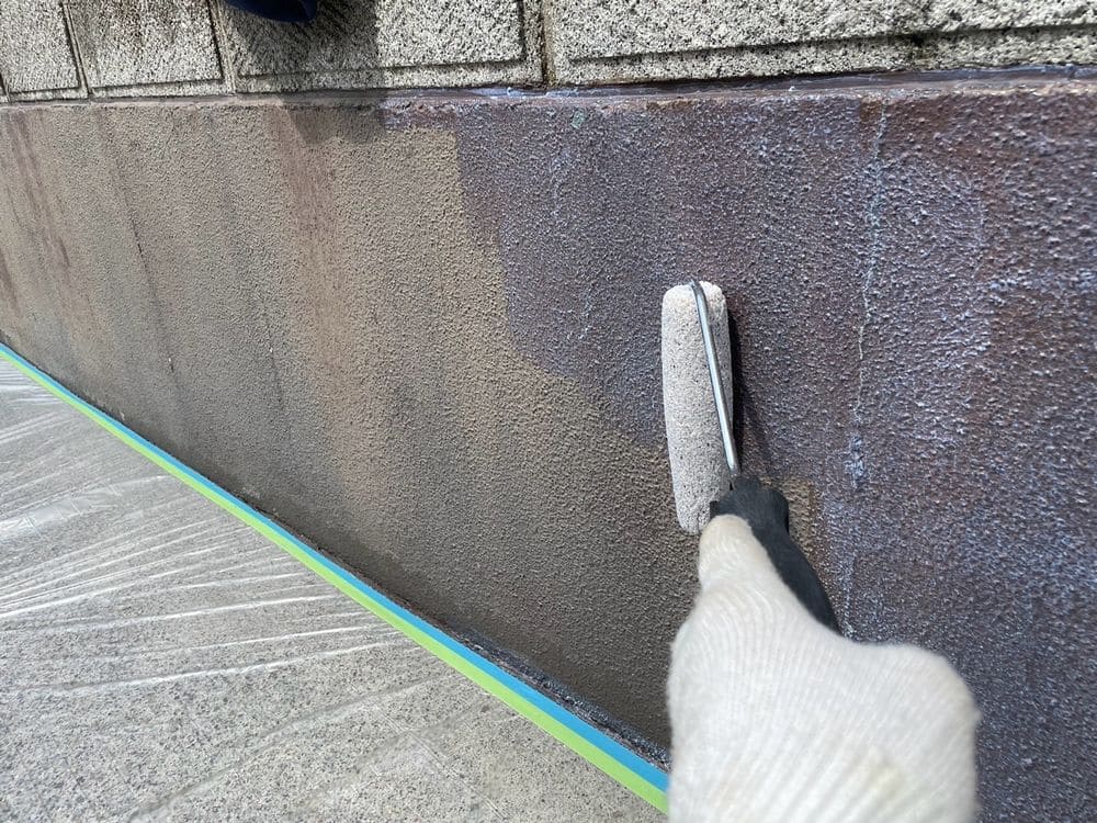 U様(員弁郡東員町)塀(下塗り) 員弁郡東員町の外壁塗装、防水工事をリペイント匠が施工した写真