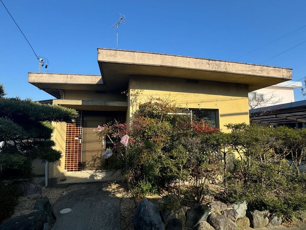 鈴鹿市_T様_施工前_外壁全体 鈴鹿市の外壁塗装をリペイント匠が施工した写真