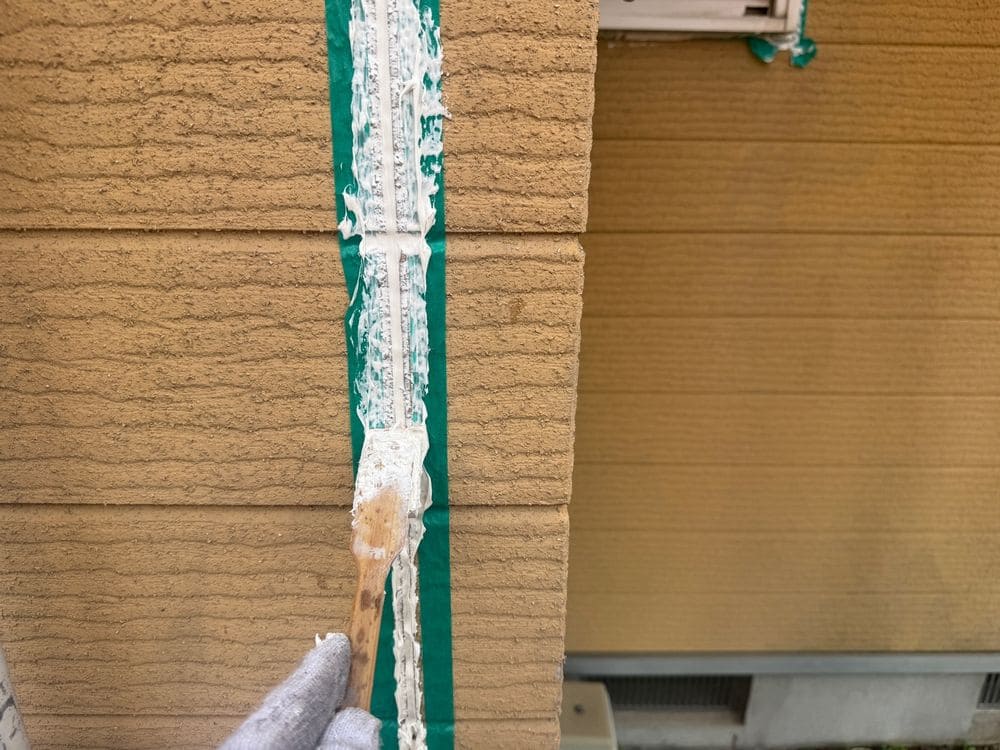 T様(鈴鹿市)コーキング_打ちならし 鈴鹿市の外壁塗装、屋根塗装をリペイント匠が施工した写真