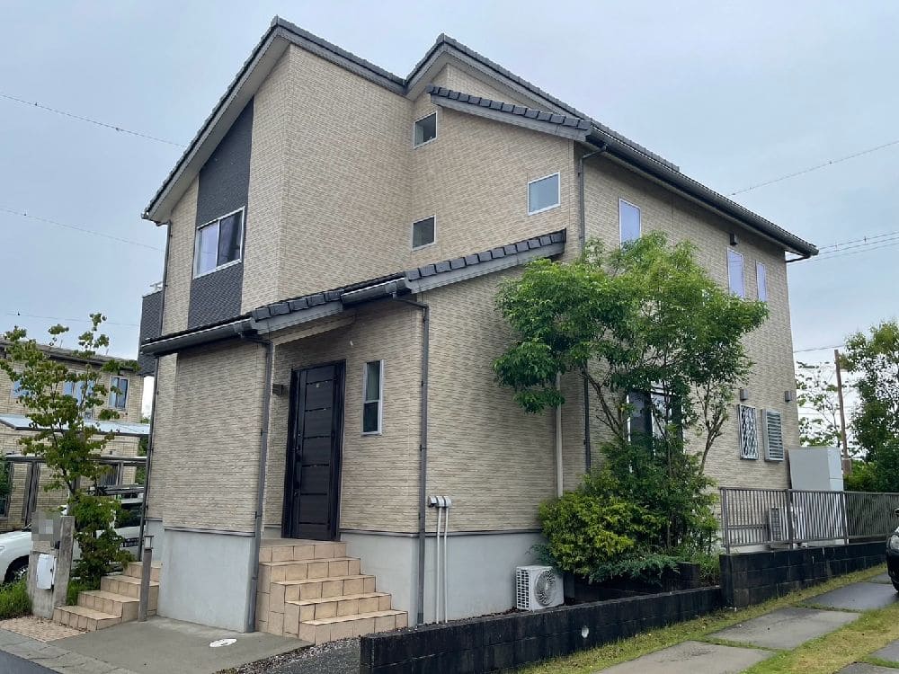 I様(津)施工前_外壁全体 (3) 津市の外壁塗装をリペイント匠が施工した写真