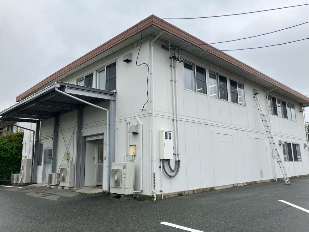 津市 法人会社N様施工前 (2) 津市の外壁塗装をリペイント匠が施工した写真