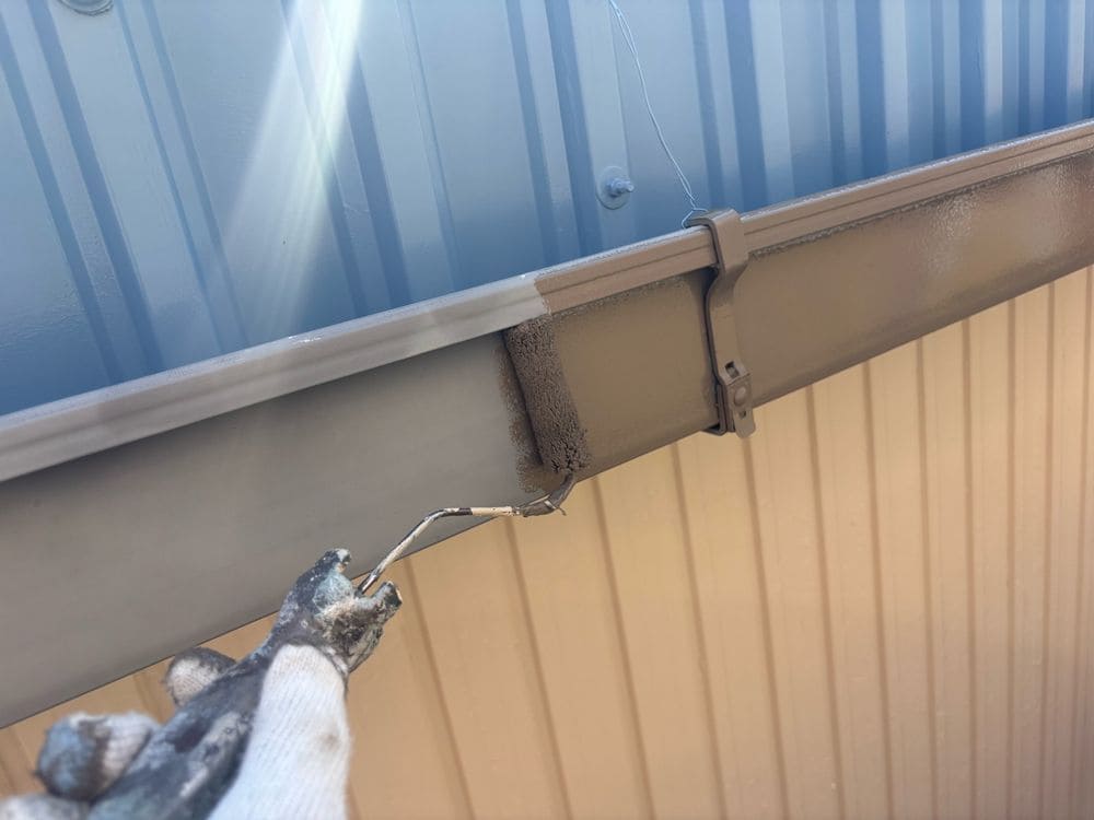 樋 中塗り 名張市で外壁・屋根塗装をリペイント匠が施工した写真
