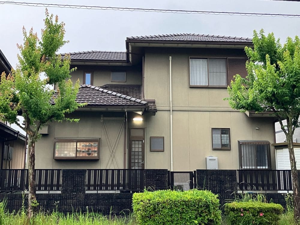 H様(四日市市)施工前_外壁全体 (2) 四日市市の外壁塗装と防水工事をリペイント匠が施工した写真