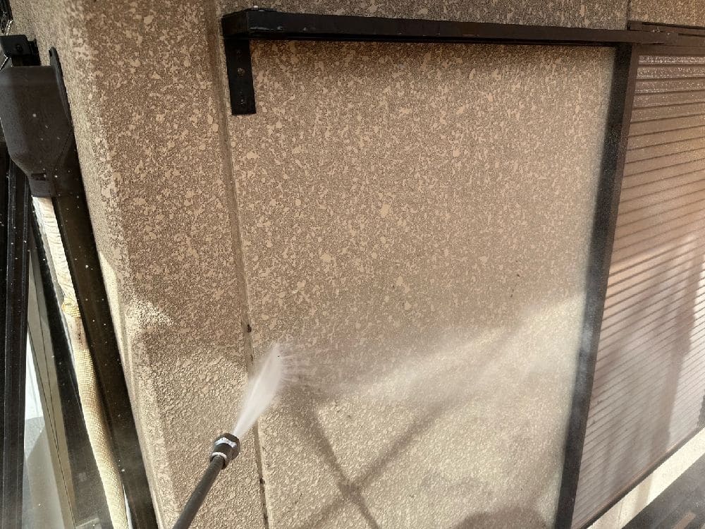 S様(津)高圧洗浄(外壁) (2) 津市の外壁塗装、屋根塗装をリペイント匠が施工した写真