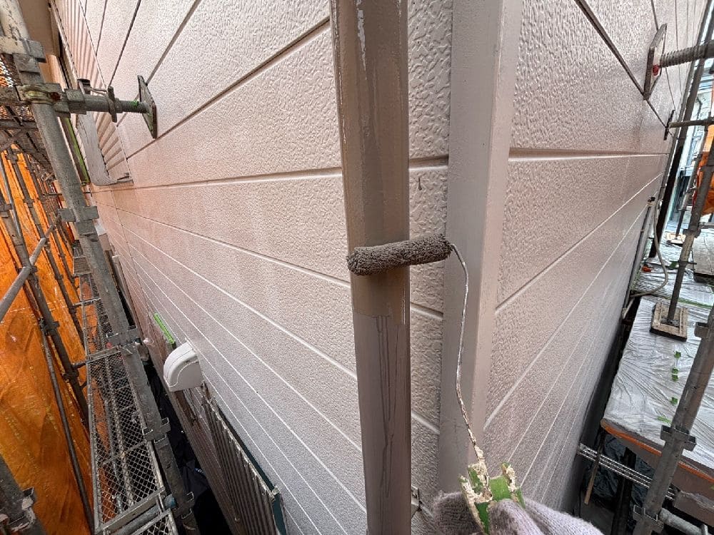 I様(津)樋(中塗り) 津市の外壁塗装、屋根塗装をリペイント匠が施工した写真