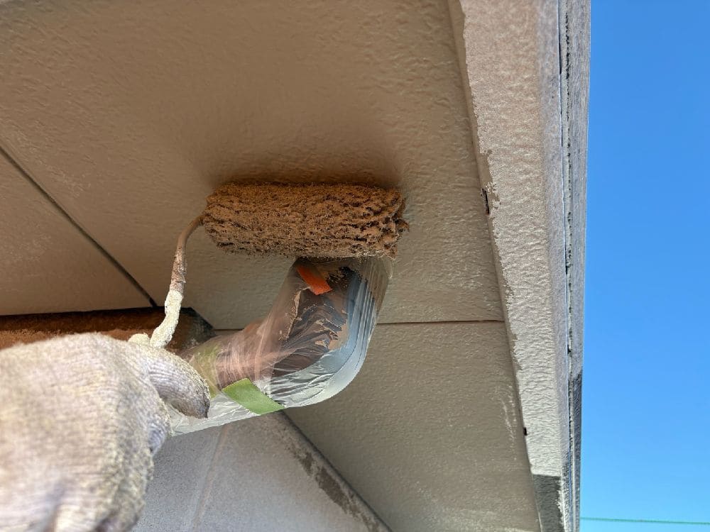 S様(津)軒天(上塗り) 津市の外壁塗装、屋根塗装をリペイント匠が施工した写真
