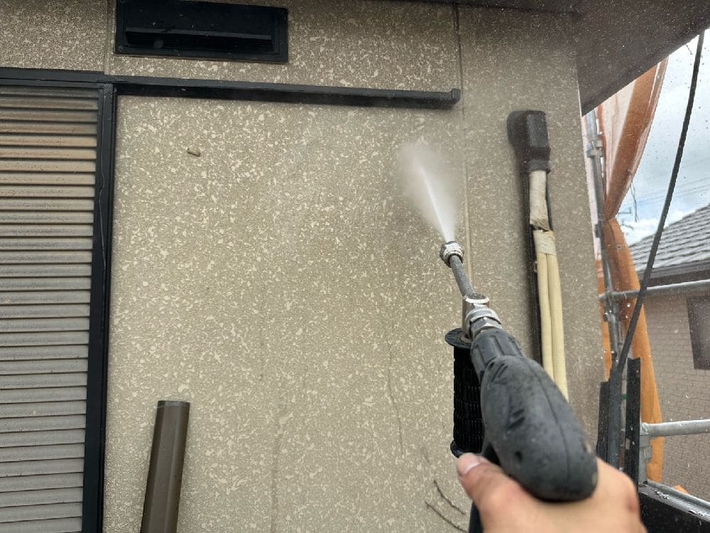 S様(津)高圧洗浄(外壁) 津市の外壁塗装、屋根塗装をリペイント匠が施工した写真