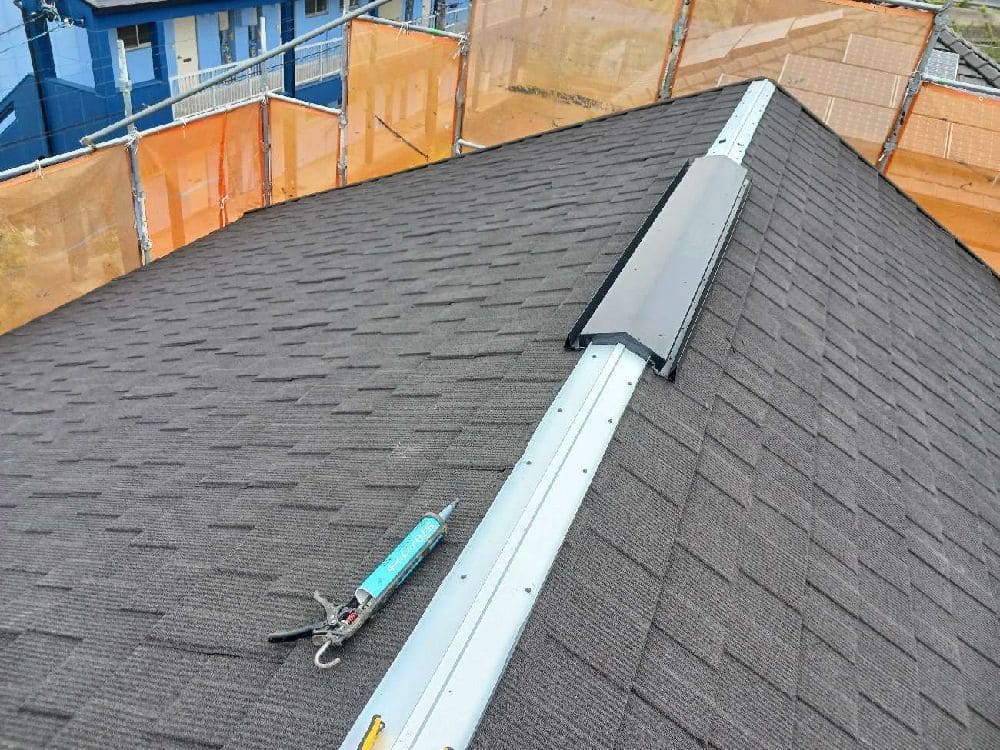 Y様(津)棟板金(板金取付1) (2) 津市の外壁塗装、屋根工事をリペイント匠が施工した写真