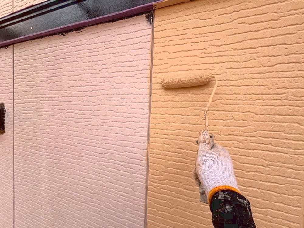 O様(鈴鹿市)外壁_中塗り 鈴鹿市の外壁・屋根塗装をリペイント匠が施工した写真
