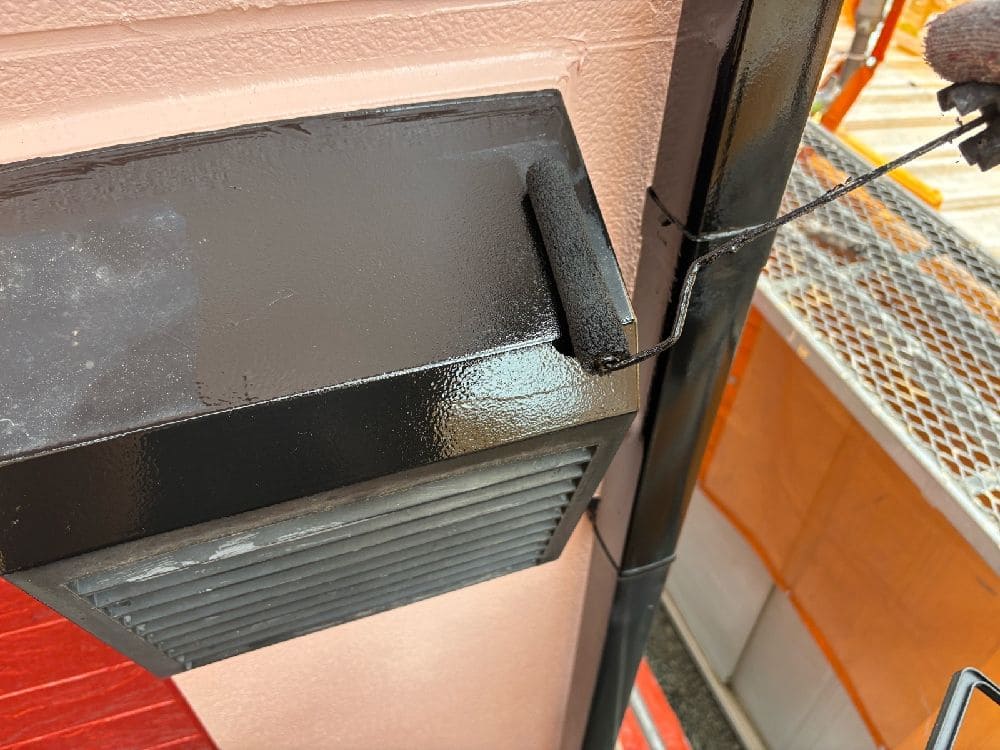 Y様(津)換気フード(下塗り) 津市の外壁塗装、屋根工事をリペイント匠が施工した写真