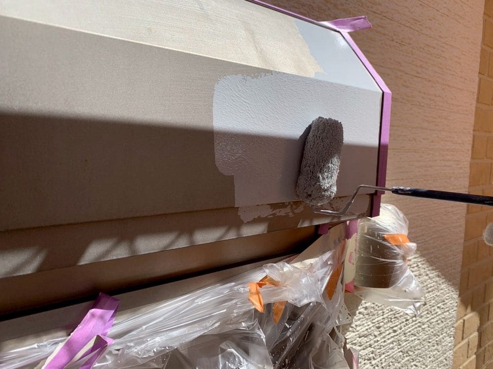 松阪市 S様シャッターボックス下塗り 松阪市の外壁塗装をリペイント匠が施工した写真