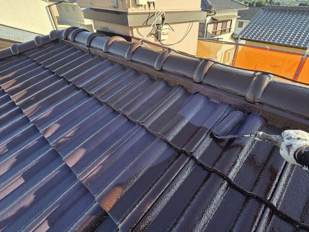 亀山市_M様_屋根(中塗り) 亀山市の外壁塗装、屋根塗装をリペイント匠が施工した写真