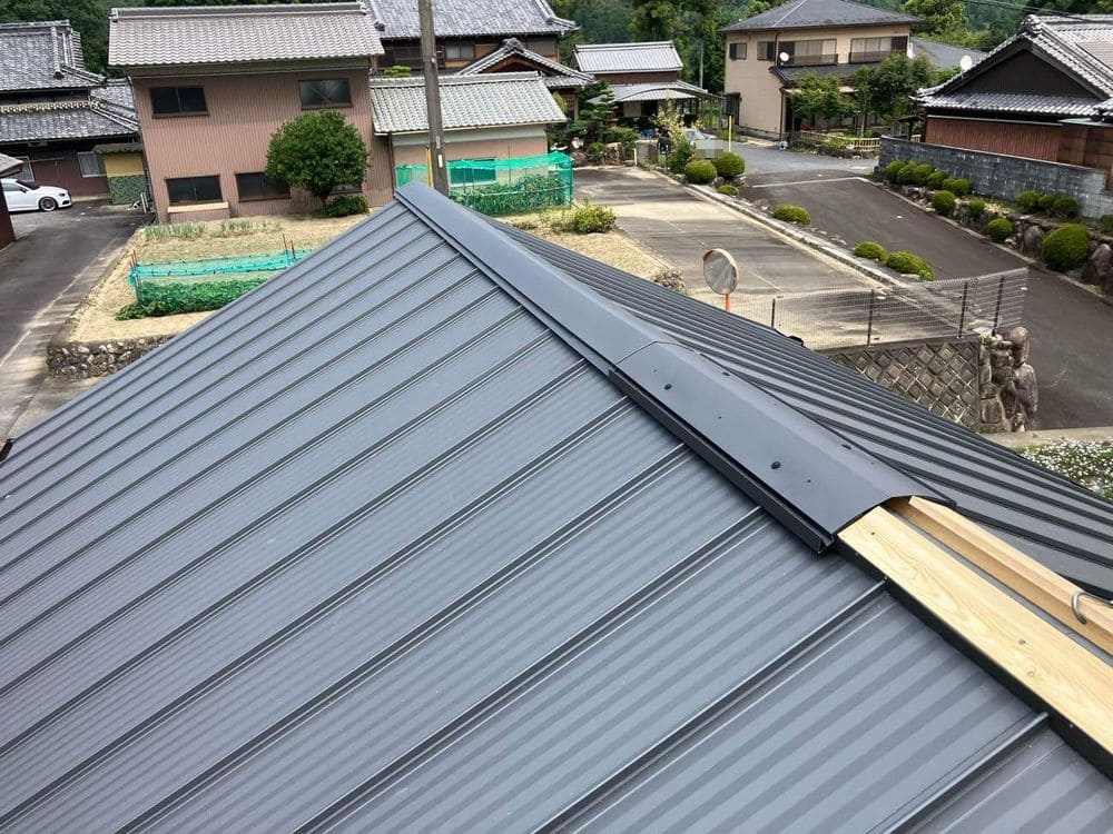 亀山市の屋根工事をリペイント匠が施工した写真