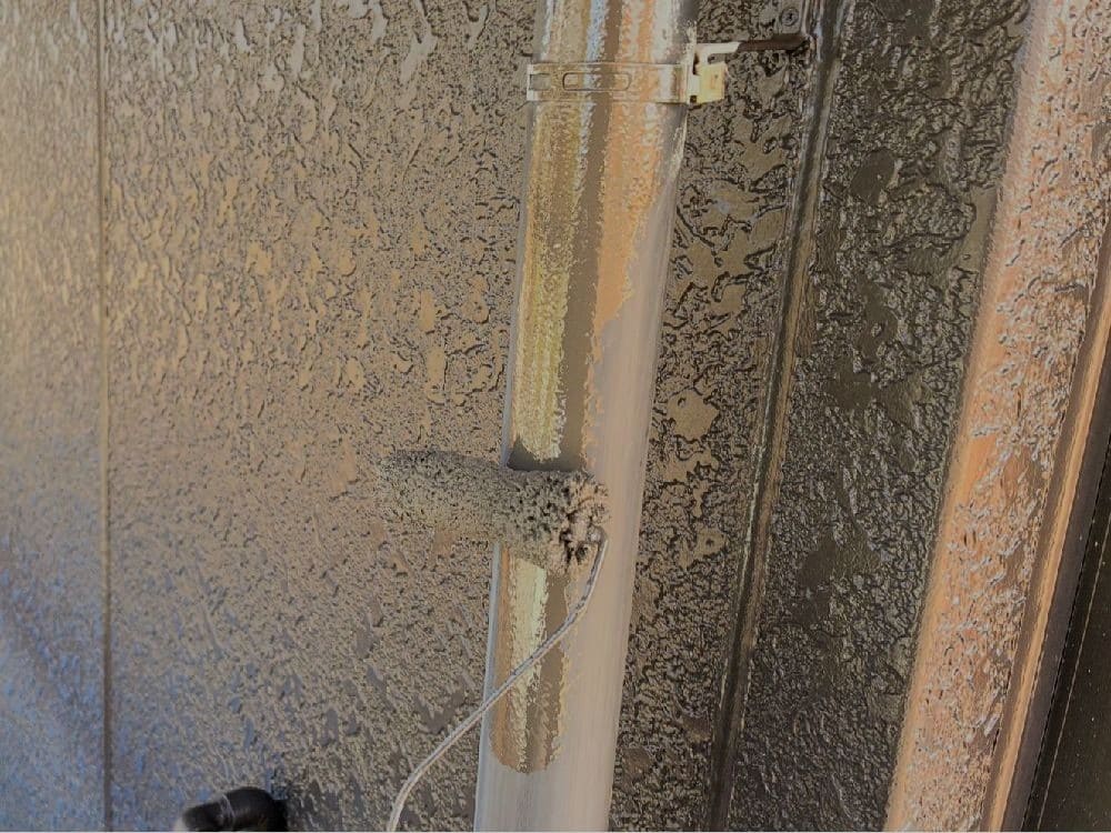 O様(津)樋(中塗り) (3) 津市の外壁塗装、屋根塗装をリペイント匠が施工した写真