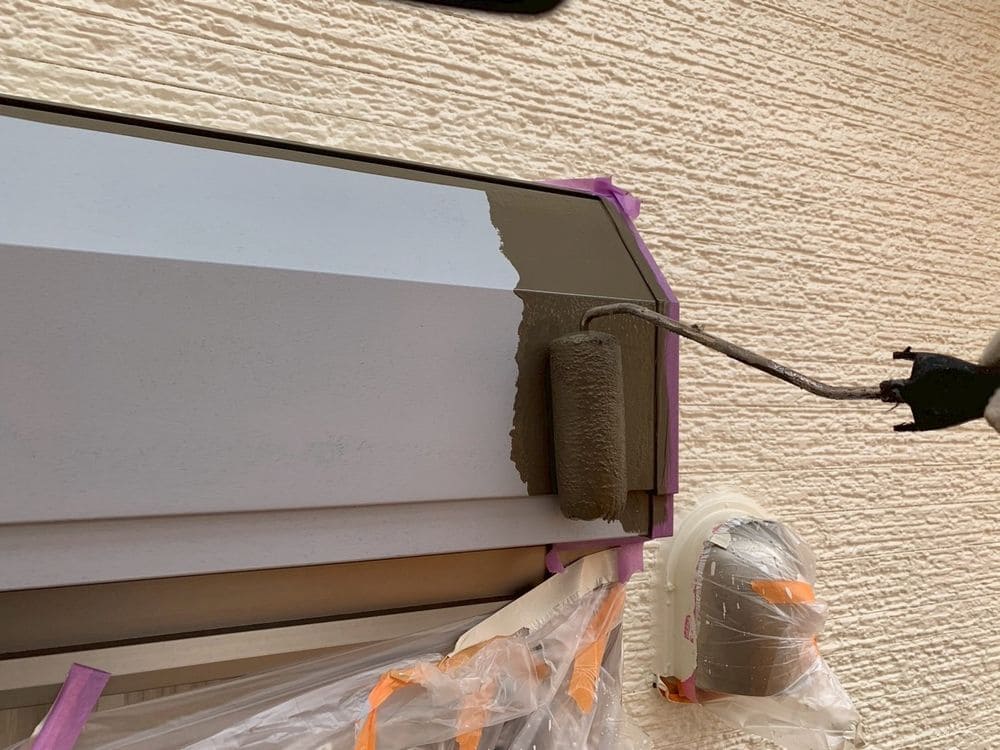 松阪市 S様シャッターボックス中塗り 松阪市の外壁塗装をリペイント匠が施工した写真