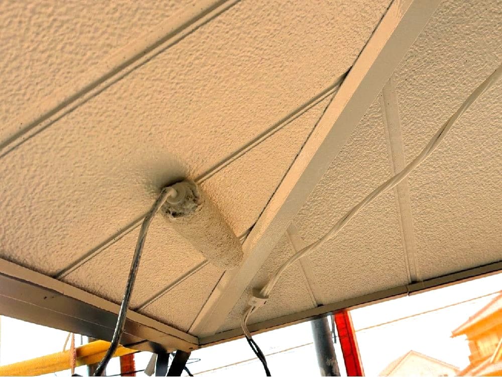 O様(津)軒天(上塗り) (3) 津市の外壁塗装、屋根塗装をリペイント匠が施工した写真