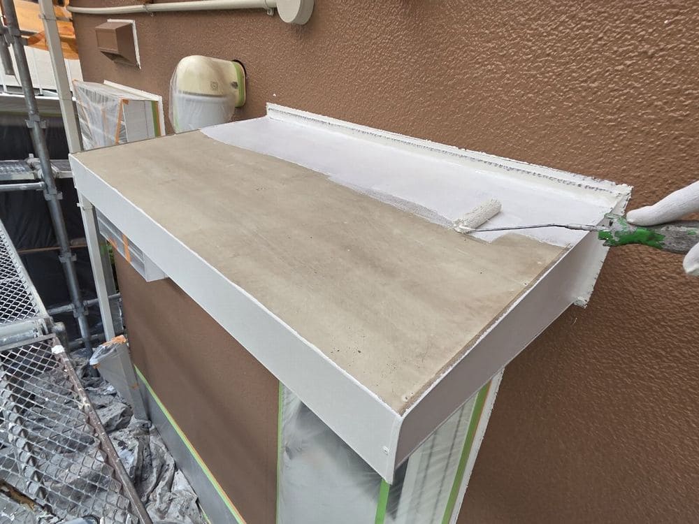 亀山市_M様_庇(下塗り) 亀山市の外壁塗装、屋根塗装をリペイント匠が施工した写真
