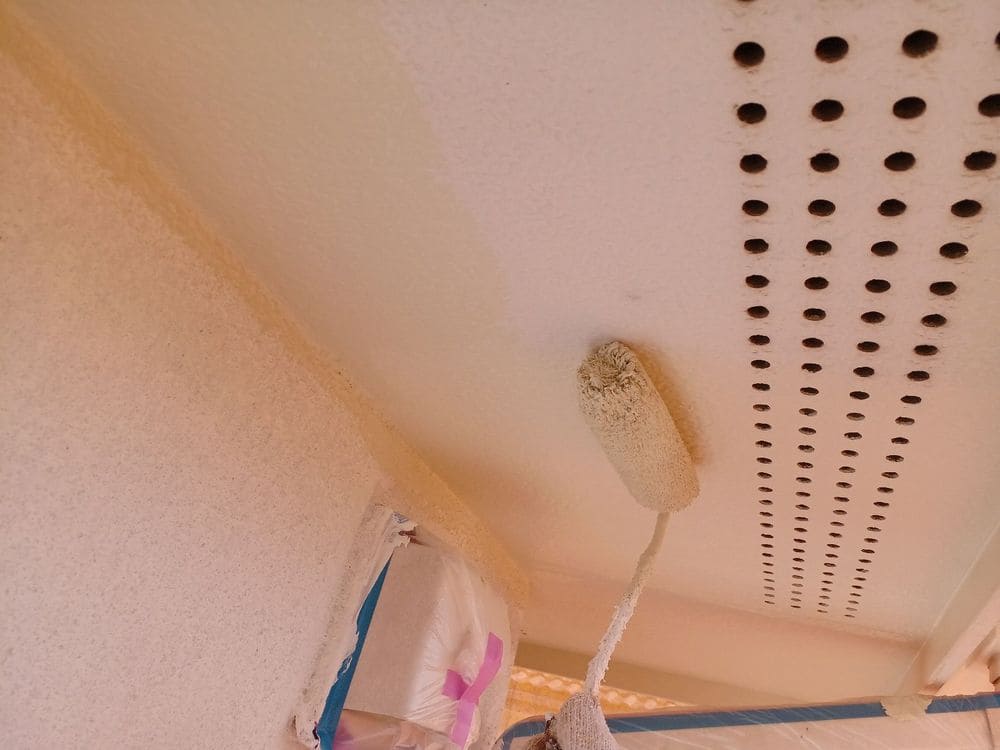 W様(鈴鹿市)軒天_1回目 鈴鹿市の外壁塗装、屋根塗装をリペイント匠が施工した写真