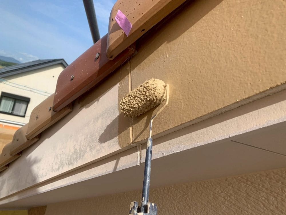 松阪市 S様破風中塗り 松阪市の外壁塗装をリペイント匠が施工した写真