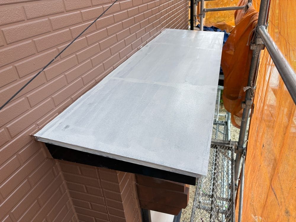 O様(鈴鹿市)庇‗1回目 鈴鹿市の外壁塗装、屋根塗装をリペイント匠が施工した写真