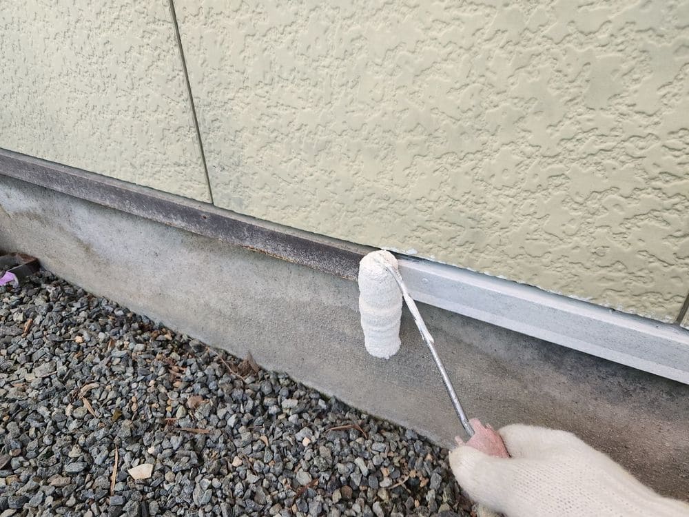 S様(亀山市)水切り‗1回目 亀山市で外壁・屋根塗装をリペイント匠が施工した写真