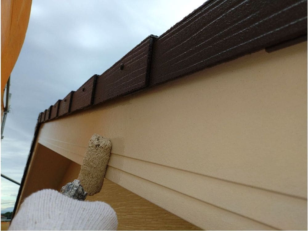 A様(四日市)破風(中塗り) 四日市市の外壁塗装、屋根塗装をリペイント匠が施工した写真