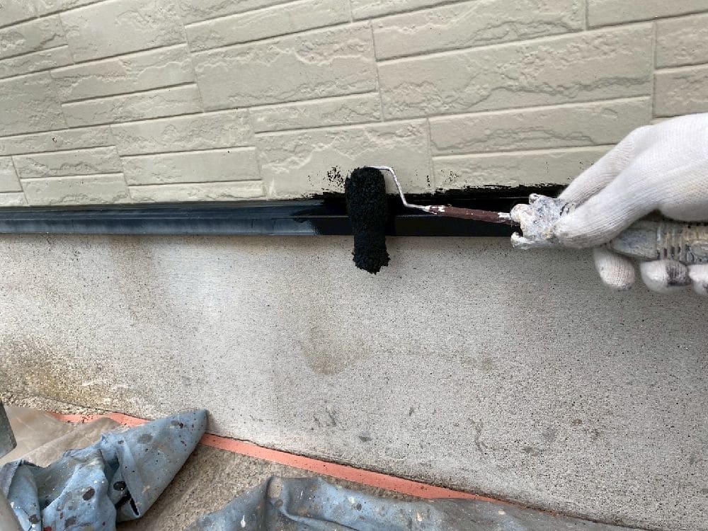 H様(津)水切り(下塗り) (2) 津市の外壁塗装、屋根工事をリペイント匠が施工した写真