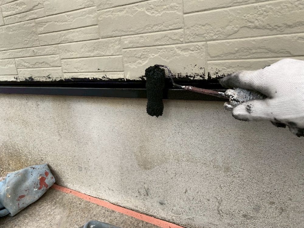 H様(津)水切り(中塗り) (2) 津市の外壁塗装、屋根工事をリペイント匠が施工した写真