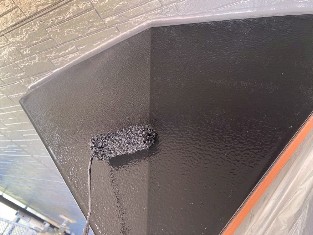 H様(津)庇(上塗り) 津市の外壁塗装、屋根工事をリペイント匠が施工した写真