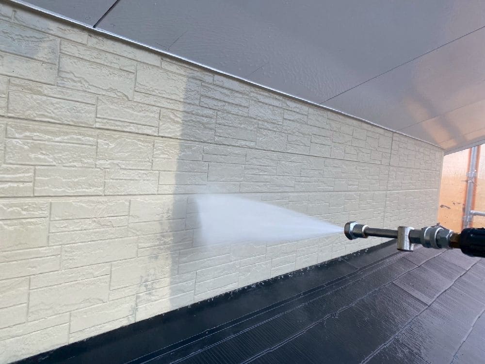 H様(津)高圧洗浄(外壁) (3) 津市の外壁塗装、屋根工事をリペイント匠が施工した写真