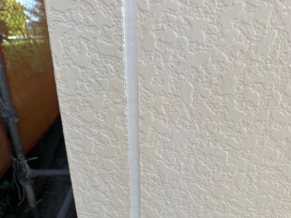 S様(津)シール(打ちならし) 津市の外壁塗装、屋根工事をリペイント匠が施工した写真