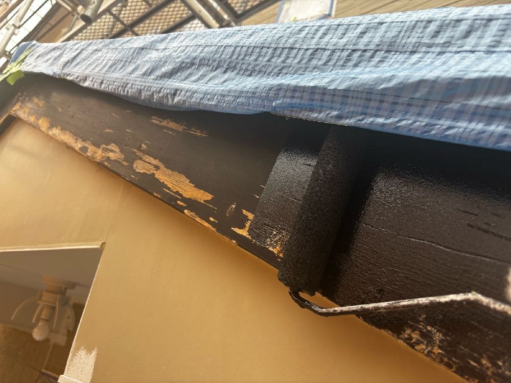 H様(津)破風(下塗り) (2) 津市の外壁塗装、屋根工事をリペイント匠が施工した写真