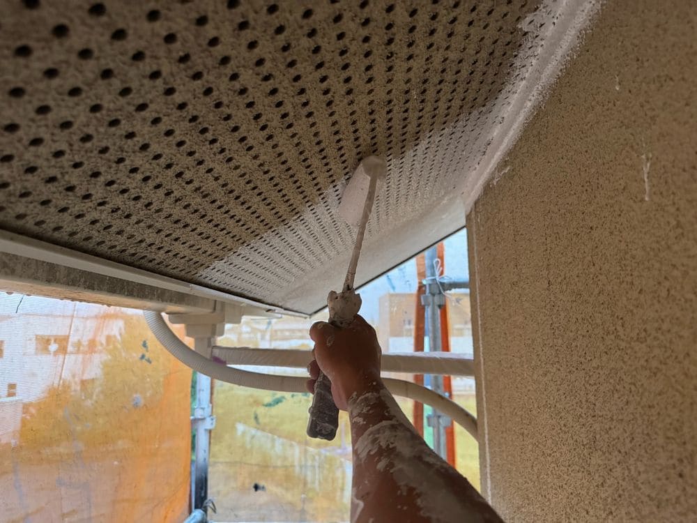 軒天(下塗り) いなべ市で外壁・屋根塗装をリペイント匠が施工した写真