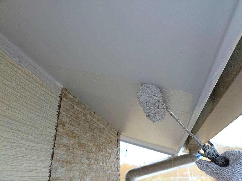 A様(四日市)軒天(上塗り) 四日市市の外壁塗装、屋根塗装をリペイント匠が施工した写真