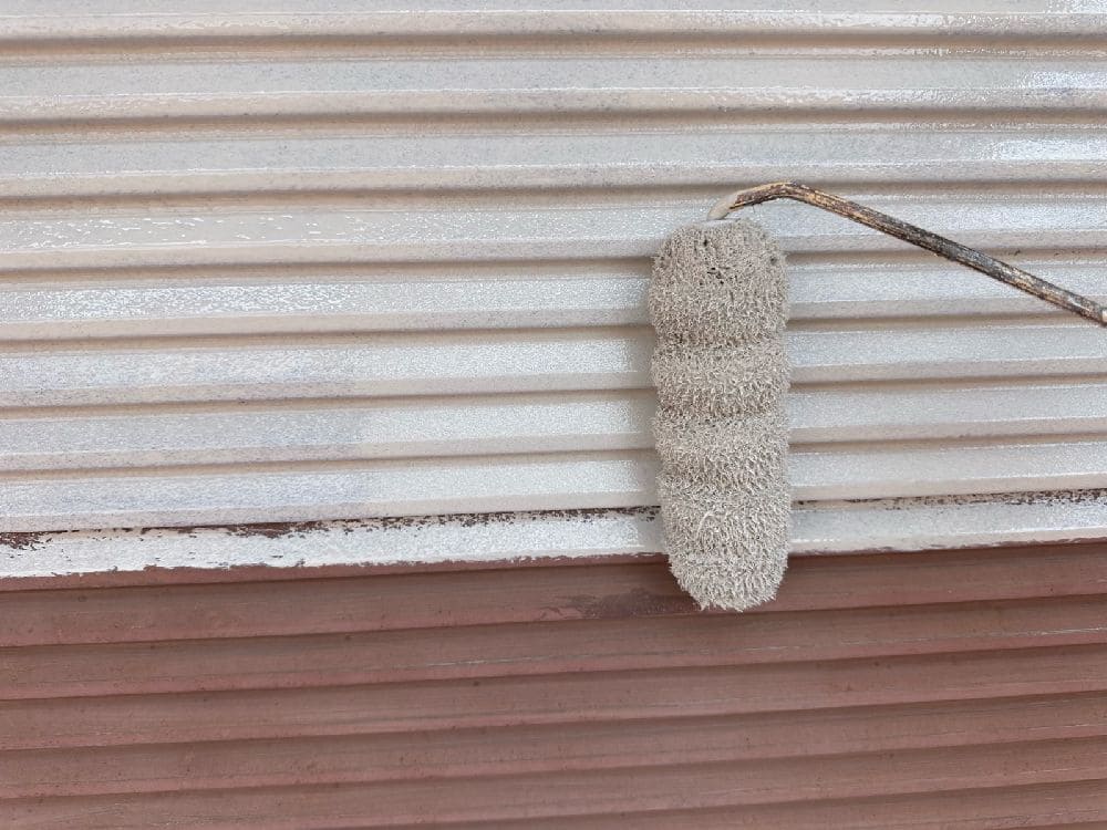 S様(津)雨戸(下塗り) 津市の外壁塗装、屋根工事をリペイント匠が施工した写真