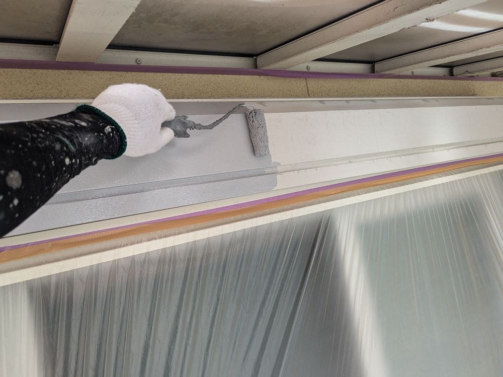 シャッターボックス(下塗り) いなべ市で外壁・屋根塗装をリペイント匠が施工した写真