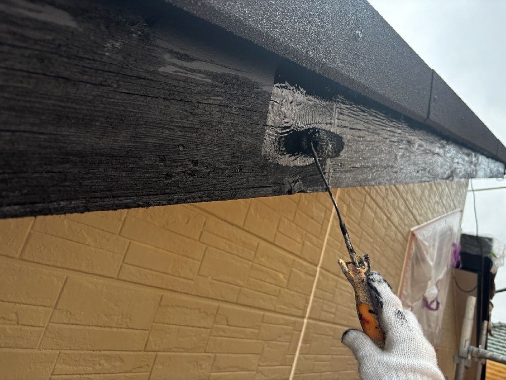 H様(津)破風(中塗り) (2) 津市の外壁塗装、屋根工事をリペイント匠が施工した写真